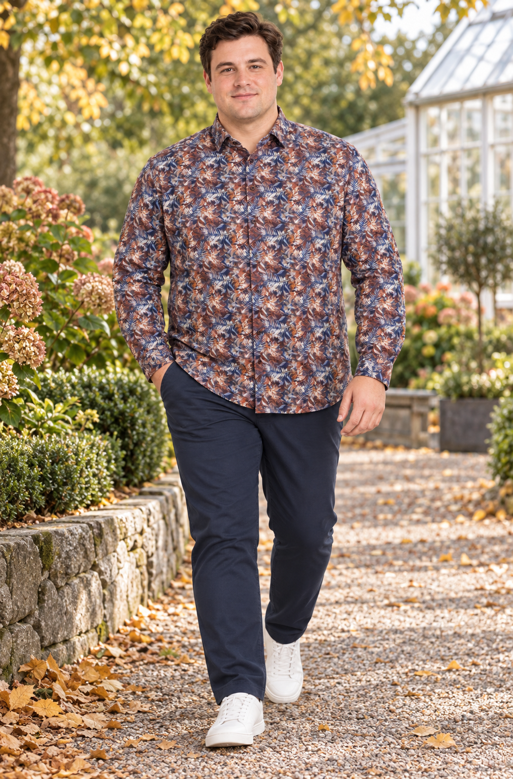 Casa Moda Blad Print skjorte på kraftig mand i botanisk havemiljø
