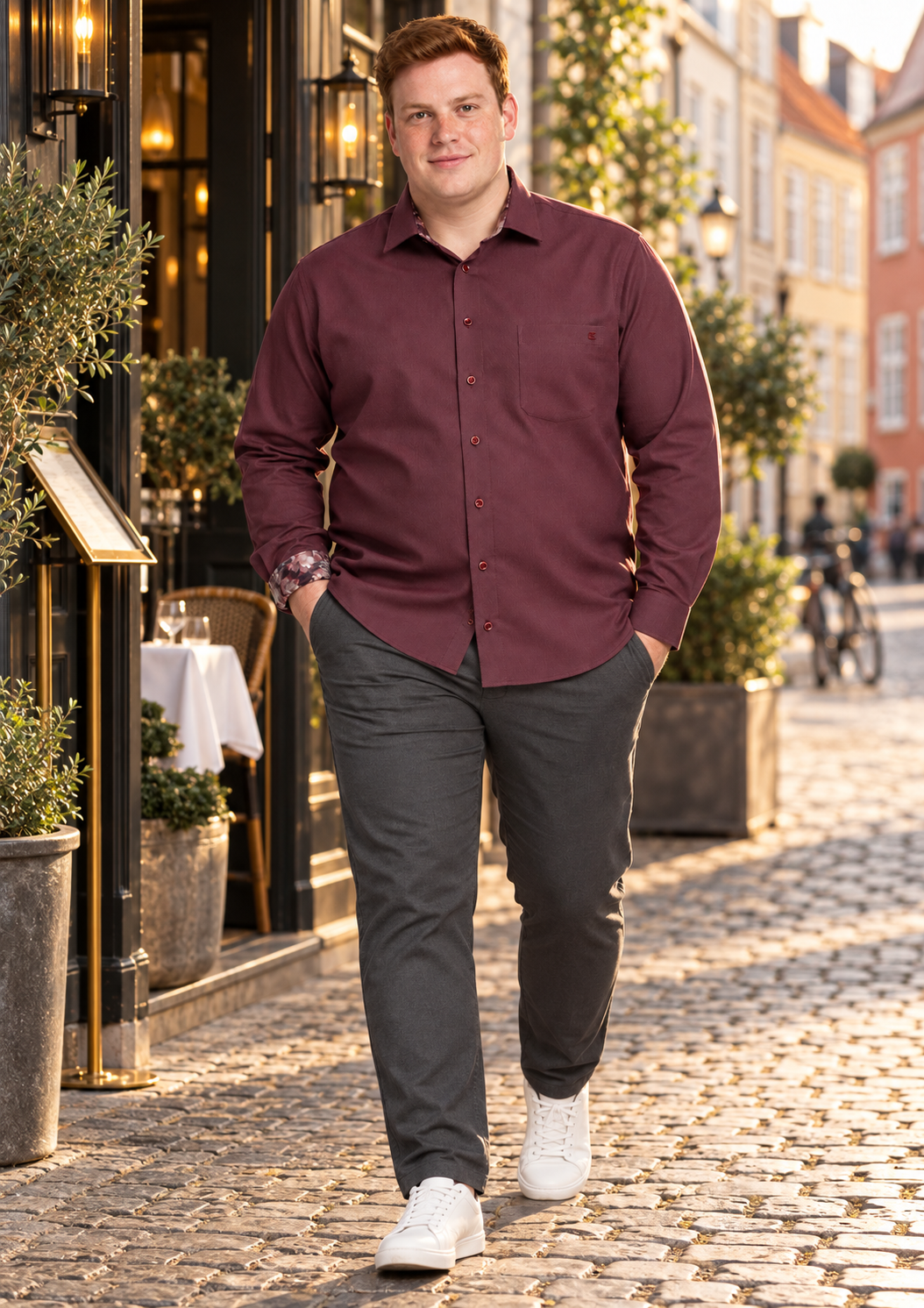 Casa Moda bordeaux Comfort Fit skjorte på kraftig mand i dansk bymiljø